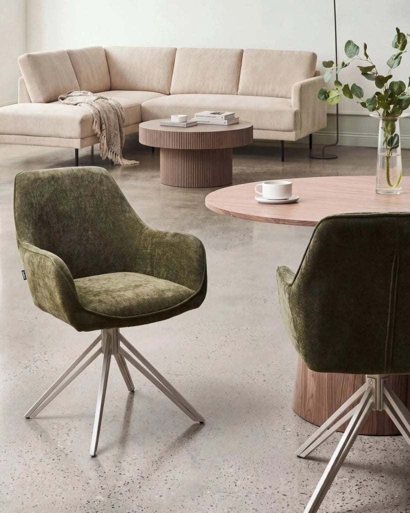 Set di 2 sedie da pranzo girevoli in tessuto verde scuro con braccioli e schienale, gambe in metallo beige, stile retrò-contemporaneo