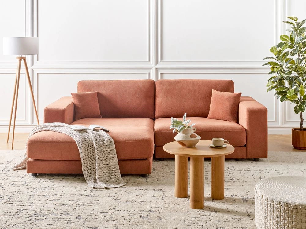 Divano angolare lato destro in Tessuto imbottito rosso chiaro con Cuscini 3 posti stile moderno minimalista
