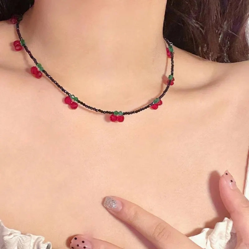 Collana con ciliegie e perline di cristallo nero fatte a mano, regalo di Natale o compleanno.