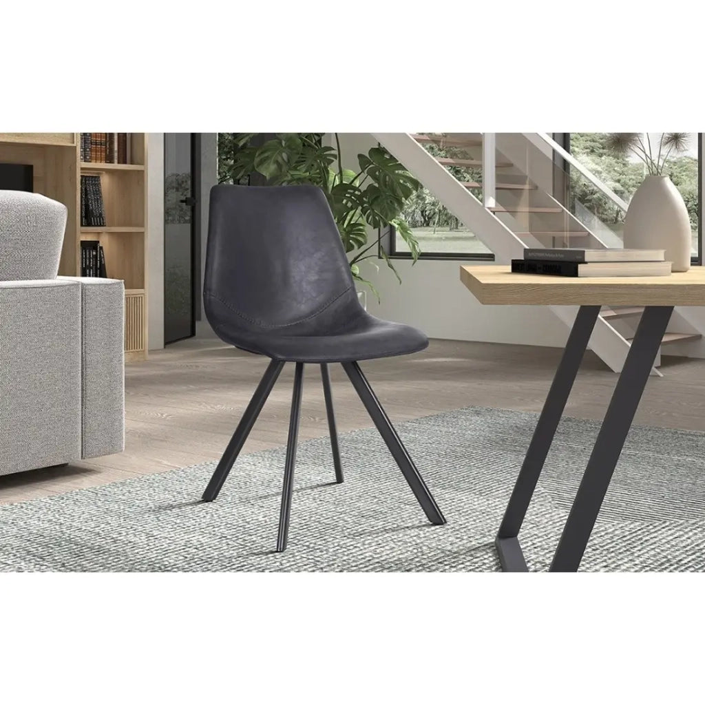 Sedia EMET – PU nero – Piedi in metallo – H83 x L46 x P60 cm