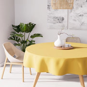 Tavolo in legno di noce, tovagliato con tessuto di stoffa per tavolo, 180 cm di diametro, con copricuscio in giallo canarino.