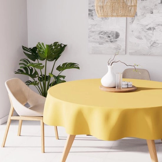 Tavolo in legno di noce, tovagliato con tessuto di stoffa per tavolo, 180 cm di diametro, con copricuscio in giallo canarino.