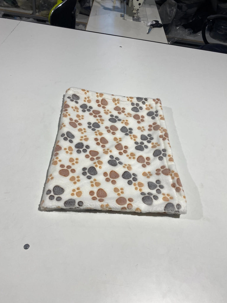 AIO FACTORY Coperta in pile 70x50 cm bianca con zampe marrone-grigio per cuccia per cani
