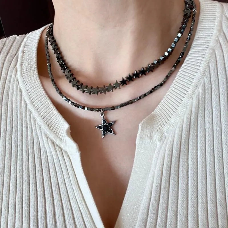Collana fatta a mano con stelle e luna, perline scure sovrapposte, regalo di Natale o di compleanno.
