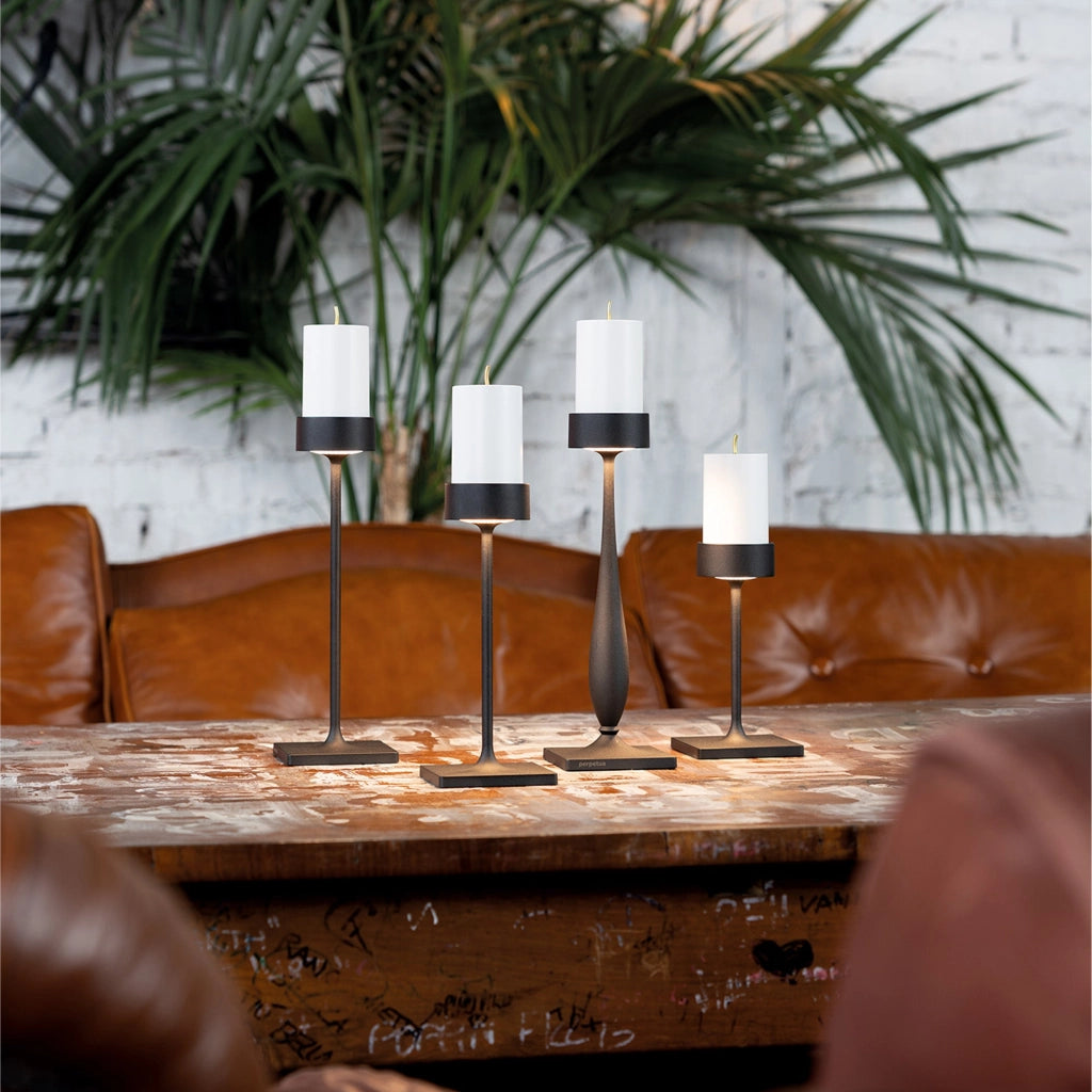 Perpetua Lampada da tavolo ricaricabile a LED senza fili, altezza elevata, design in alluminio pressofuso, colore Nero, sistema batteria modulare
