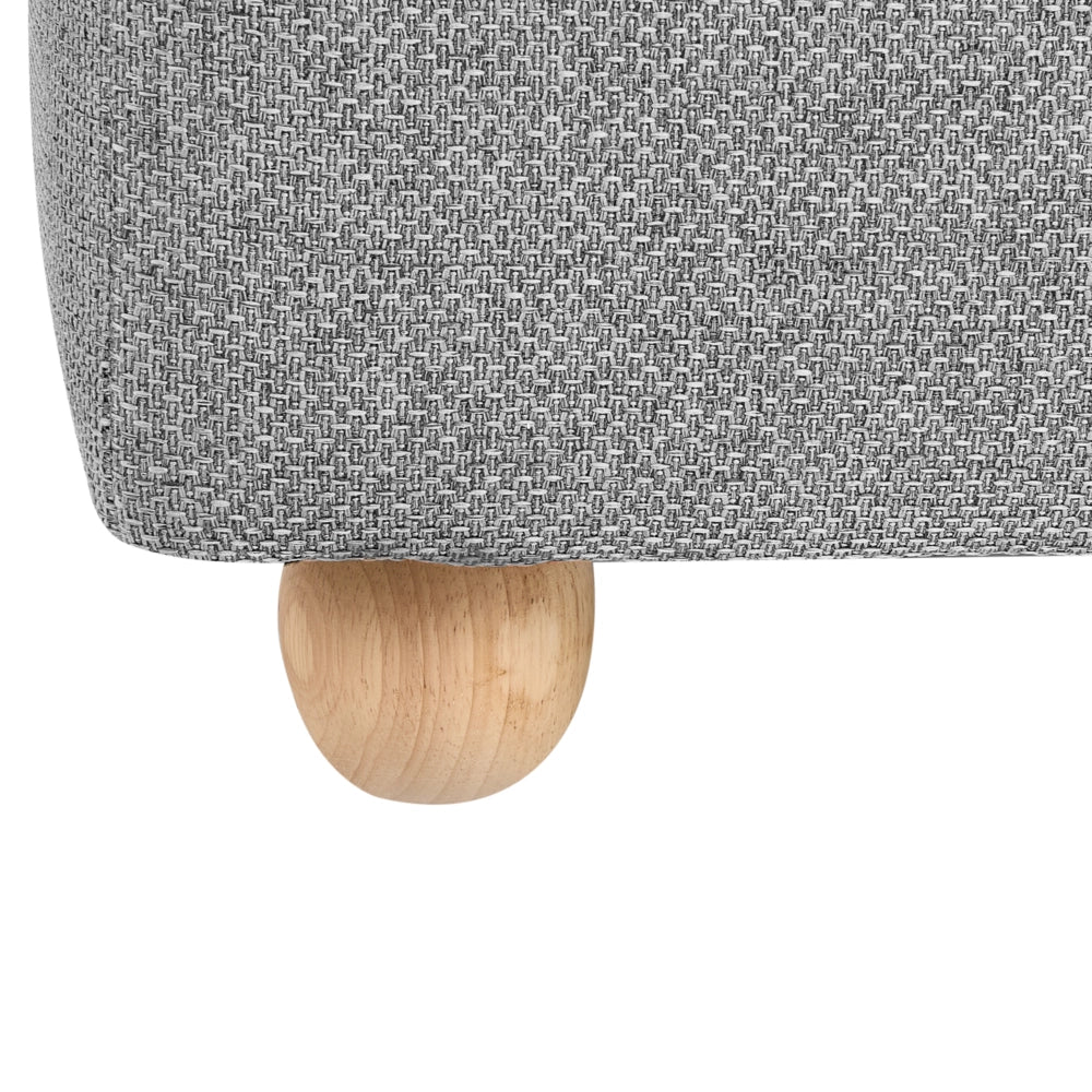 Pouf contenitore in tessuto grigio chiaro con finitura idrorepellente. Poggiapiedi imbottito con contenitore e seduta per ingresso.