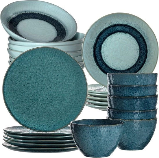 Set di servizio - combinazione di piatti, bicchieri e tazze