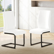 Set di 2 sedie da pranzo in similpelle bianca con gambe in metallo nero; design ergonomico