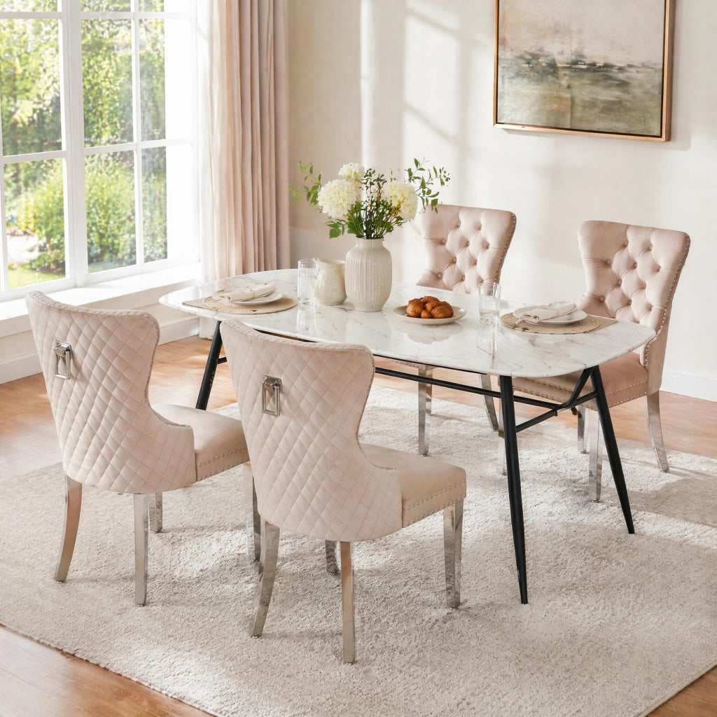 Sedia da pranzo imbottita in velluto beige con struttura in metallo e schienale decorativo