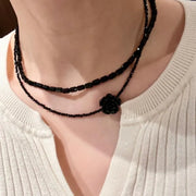 Collana fatta a mano con rosa nera, camelia e perline di cristallo, regalo di Natale o compleanno.