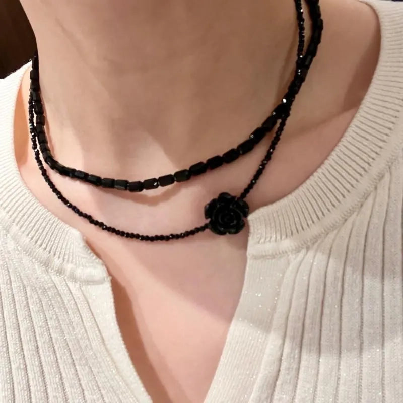 Collana fatta a mano con rosa nera, camelia e perline di cristallo, regalo di Natale o compleanno.