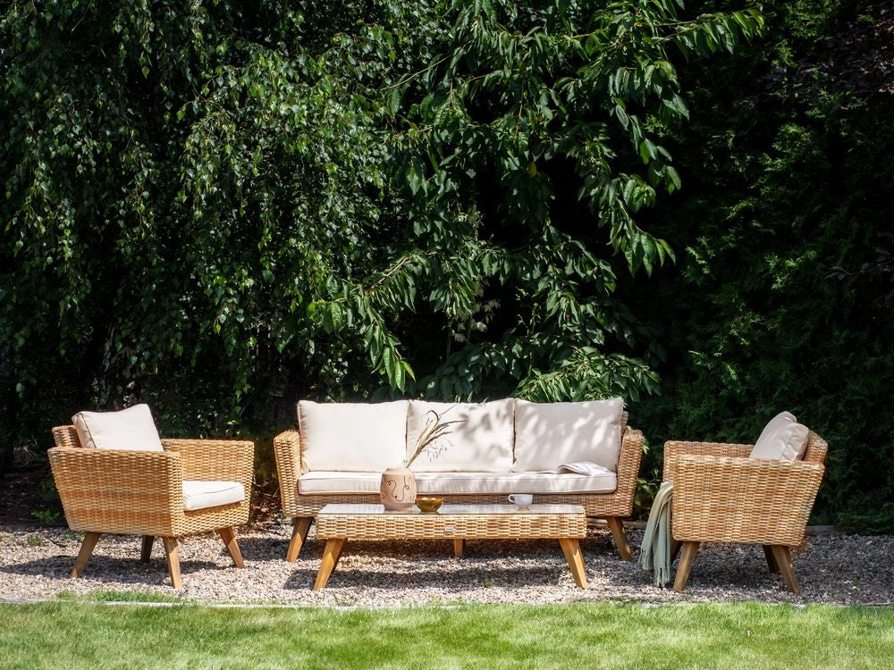 Set giardino in rattan bianco crema composto da divano 3 posti 2 poltrone tavolino esterno elegante