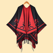 Mantella da donna con spacco diagonale e laccetti a pois color fango, con frange.