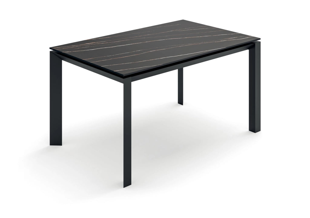 Tavolo Allungabile Account 24, Top in Ceramica Marmo Portoro Opaca, Struttura in Metallo Verniciato Nero, Dimensioni 140/220 cm