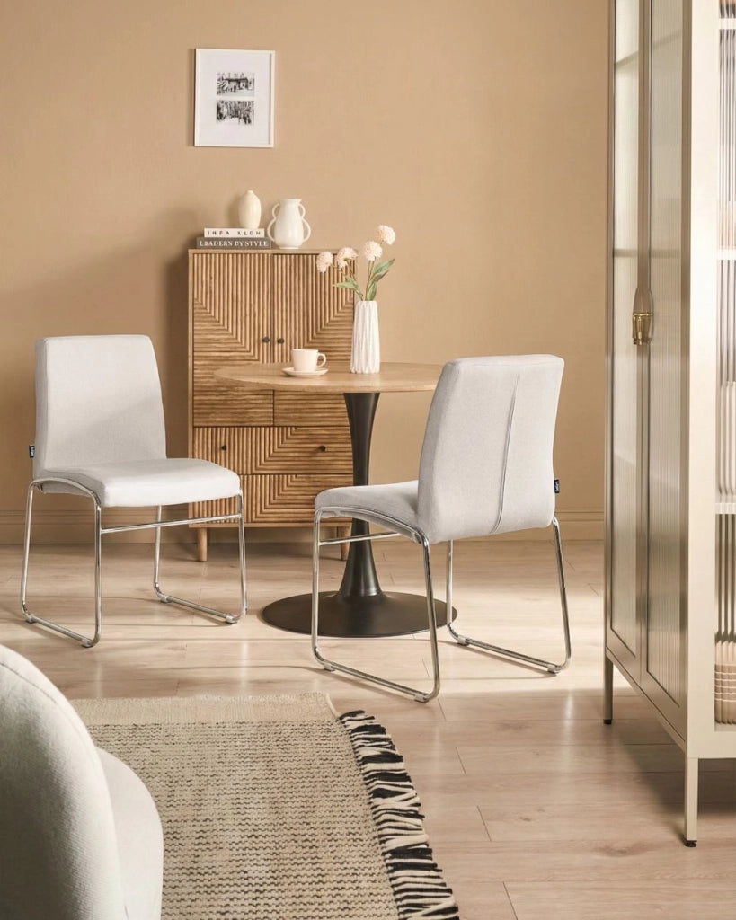 Set di 2 sedie da pranzo imbottite con braccioli, rivestimento grigio chiaro, base in metallo design moderno