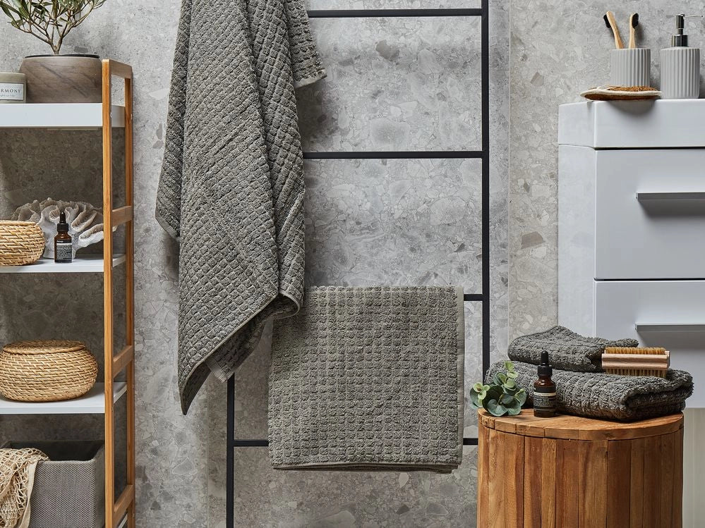 Set di 4 asciugamani da bagno e telo da bagno per ospiti in cotone grigio a bassa torsione