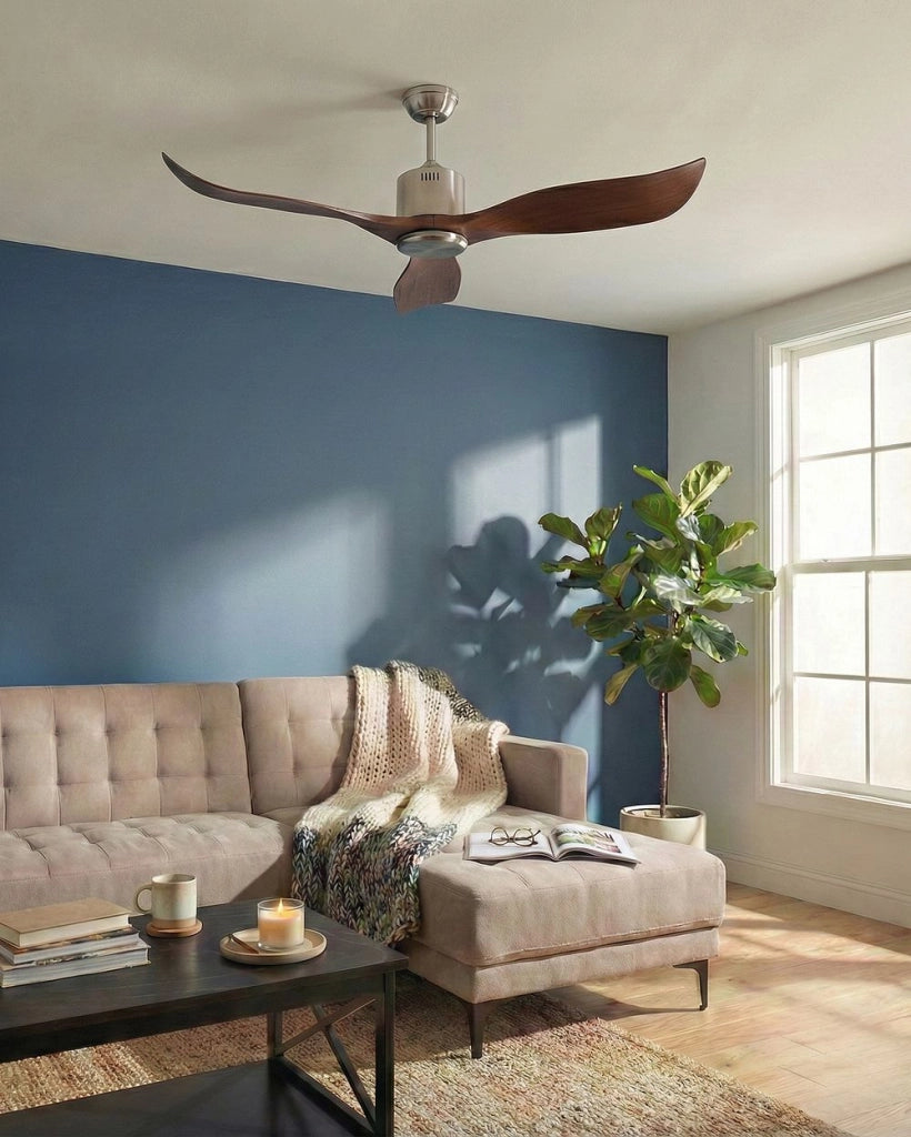 Ventilatore da soffitto marrone in materiale sintetico con telecomando per soggiorno moderno in stile scandinavo
