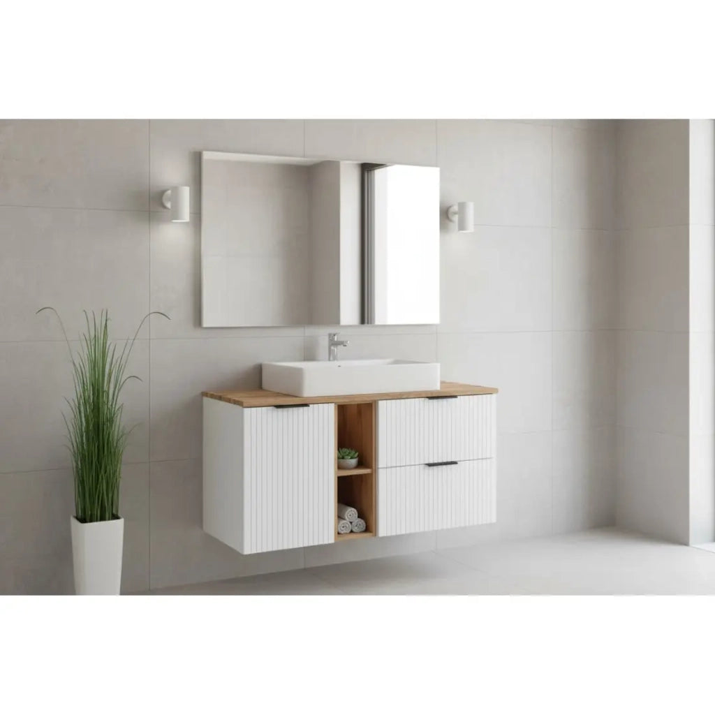 Set da bagno NOXERA 140 cm – Mobile sospeso bianco alpino con piano per lavabo in rovere wotan, nicchie aperte e pani