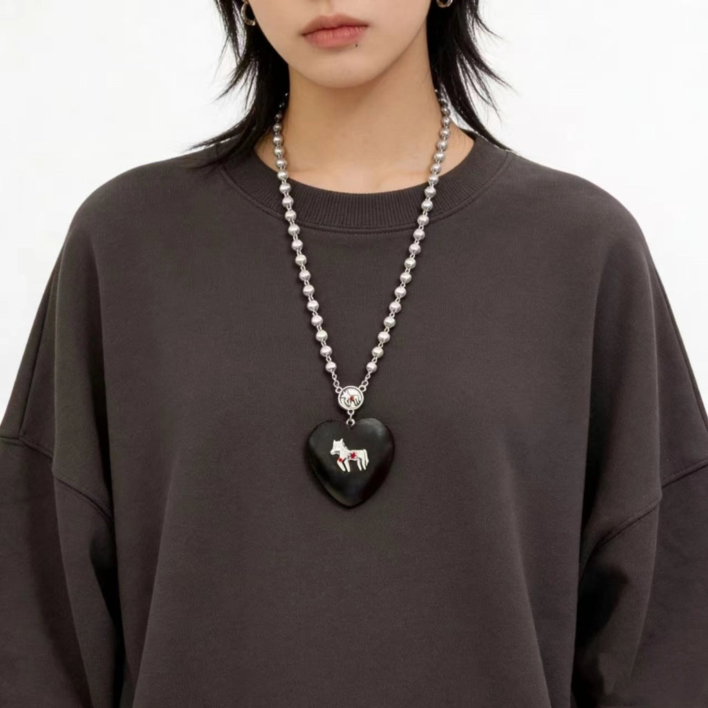 Collana con perla a forma di cuore in legno nero
