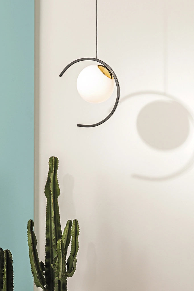 Tsuki Lampada a Sospensione Nero-Oro Lucido con Diffusore in Vetro Satinato, Attacco E27, IP20, Design Elegante Semi-Circolare - Rossini Group
