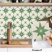Tegelstickers a stelle verdi - Set da 12 pezzi - 15 x 15 cm - Vinile autoadesivo - Impermeabile - Per bagno e cucina - Parete posteriore rimovibile