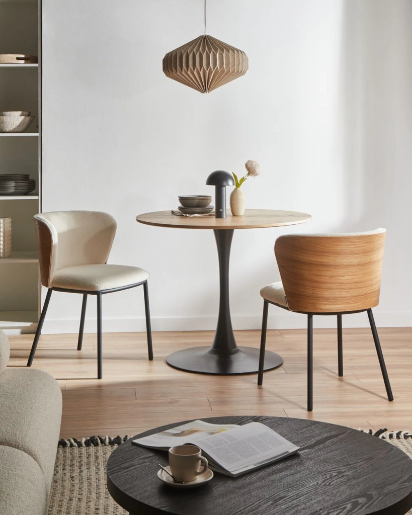 Set di 2 sedie da pranzo in ecopelle bianco sporco con gambe in ferro nero senza braccioli con coprigambe design moderno minimalista sala da pranzo