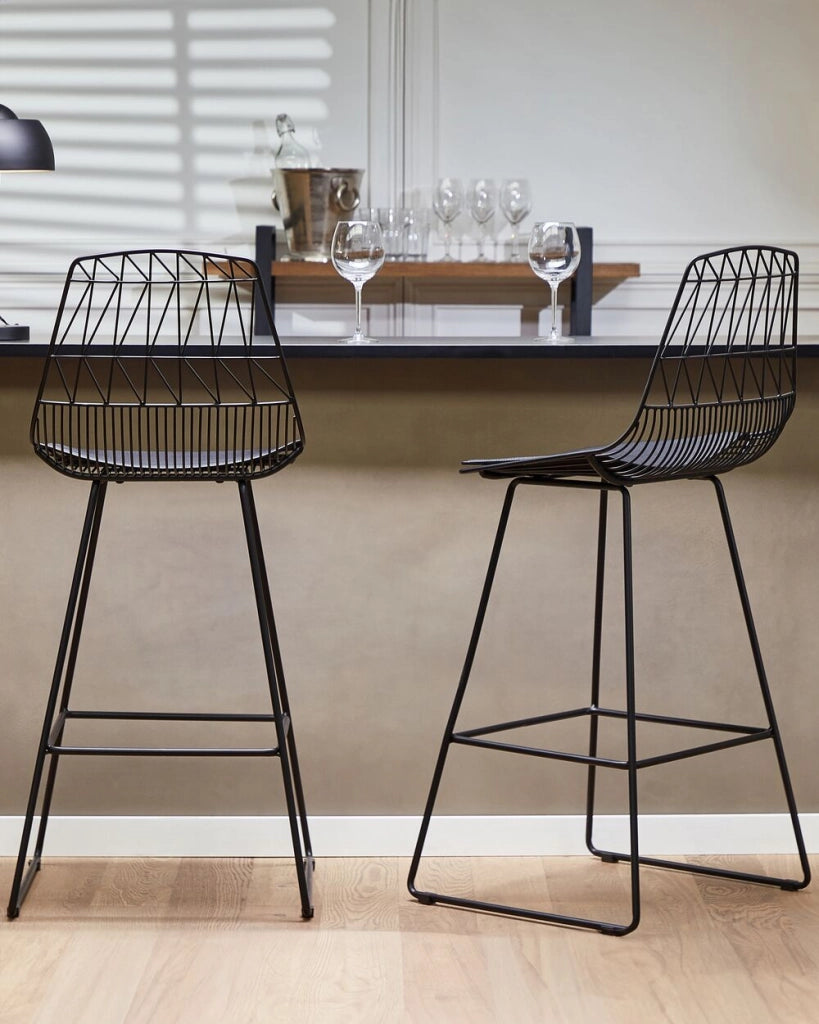 Set di 2 sedie da bar con struttura in acciaio Nero sedile in ecopelle altezza del bancone schienale a doghe design moderno