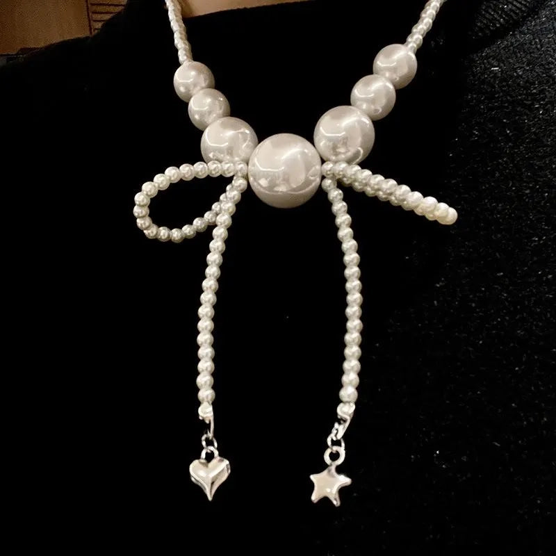 Collana con fiocco grande e perle, realizzata a mano, regalo di Natale o di compleanno.