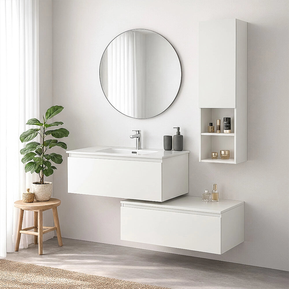 Colonna bagno sospesa bianca 30x115 cm con quattro mensole e anta soft-close Nuvola