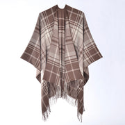 Sciarpa scozzese a quadri con frange, un classico e versatile scialle/mantella da donna con spacchi.