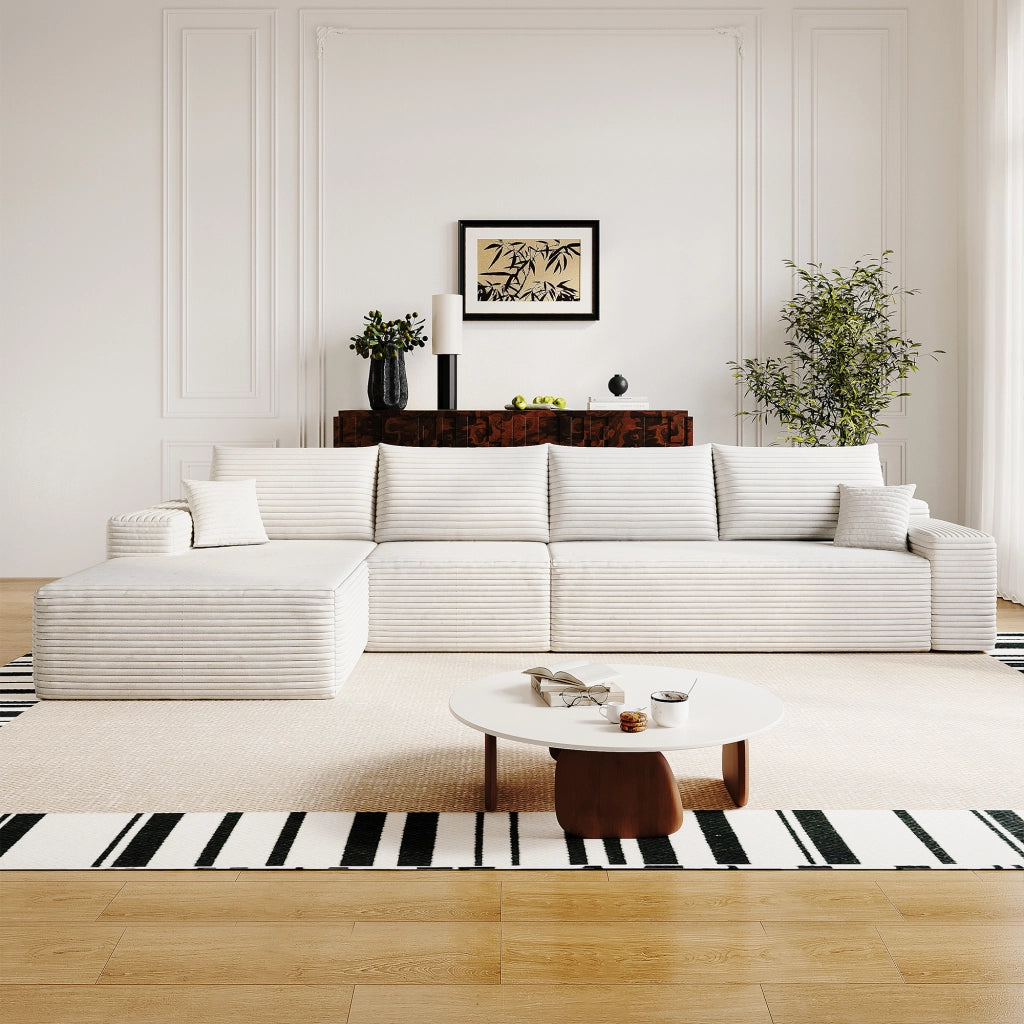 Divano modulare con chaise longue; seduta profonda e montaggio semplice in tessuto a coste bianco