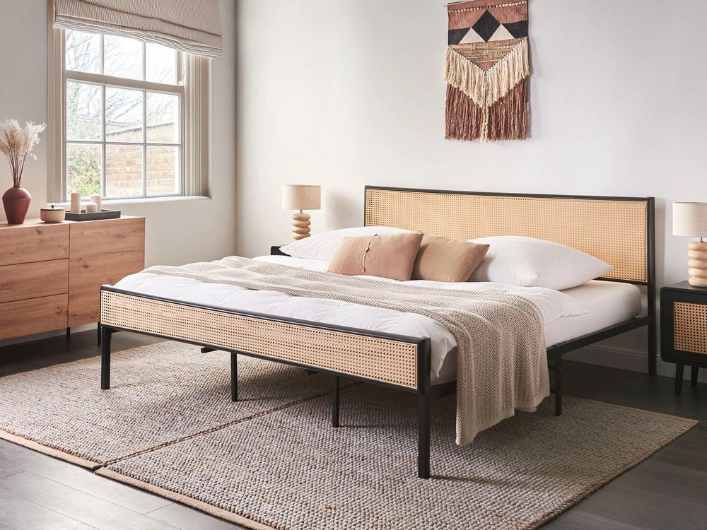 Letto matrimoniale imbottito in tessuto nero con rete a doghe e gambe in legno 180 x 200 cm stile contemporaneo