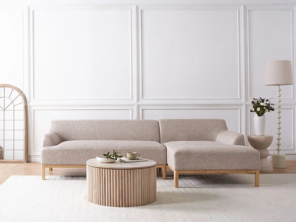 Divano angolare a sinistra Tessuto poliestere marrone chiaro Gambe di legno Soggiorno elegante