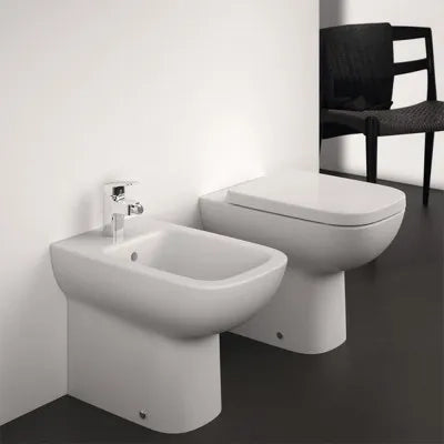 Sanitari Ideal Standard filomuro Rimless con copriwater  I.Life A