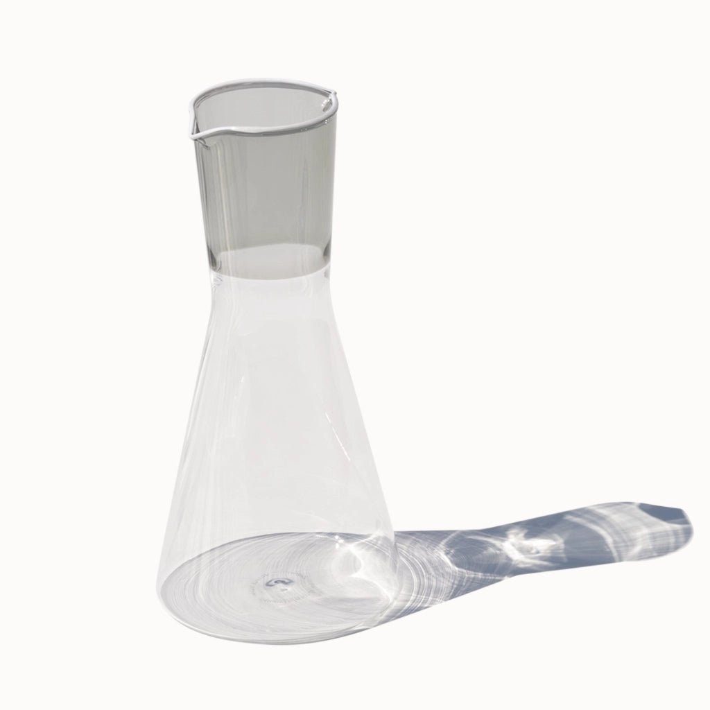 Zafferano Caraffa Bicolore Collezione Classy in Vetro Borosilicato Soffiato a Mano Grigio e Trasparente Design Geometrico ed Ergonomico Elegante