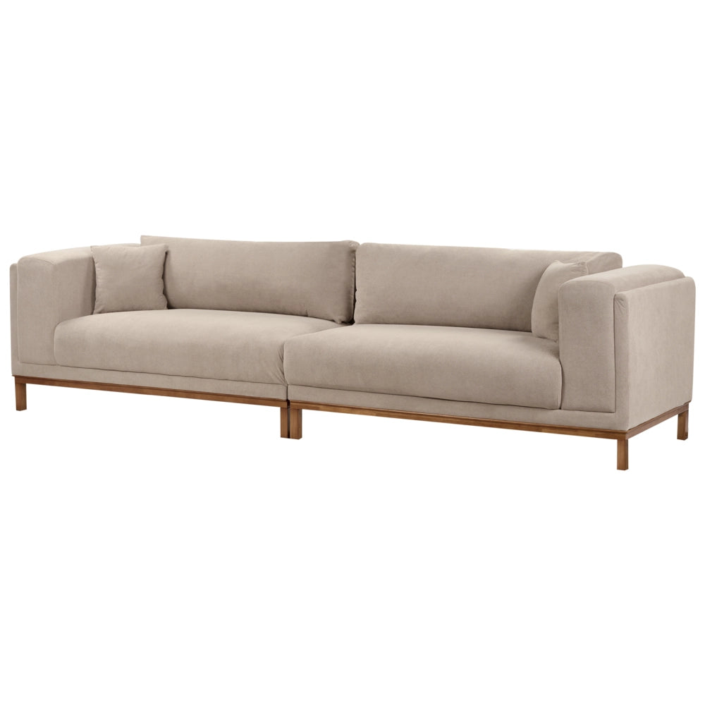 Divano moderno in tessuto tortora 4 posti con gambe in legno stile moderno