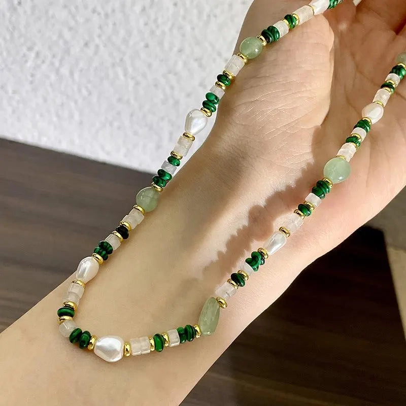 Collana fatta a mano con perle naturali e malachite verde, regalo di Natale o di compleanno.