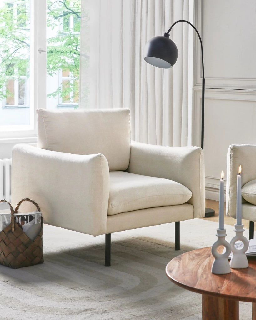 Poltrona moderna in tessuto beige chiaro con gambe nere Stile Retrò Moderno