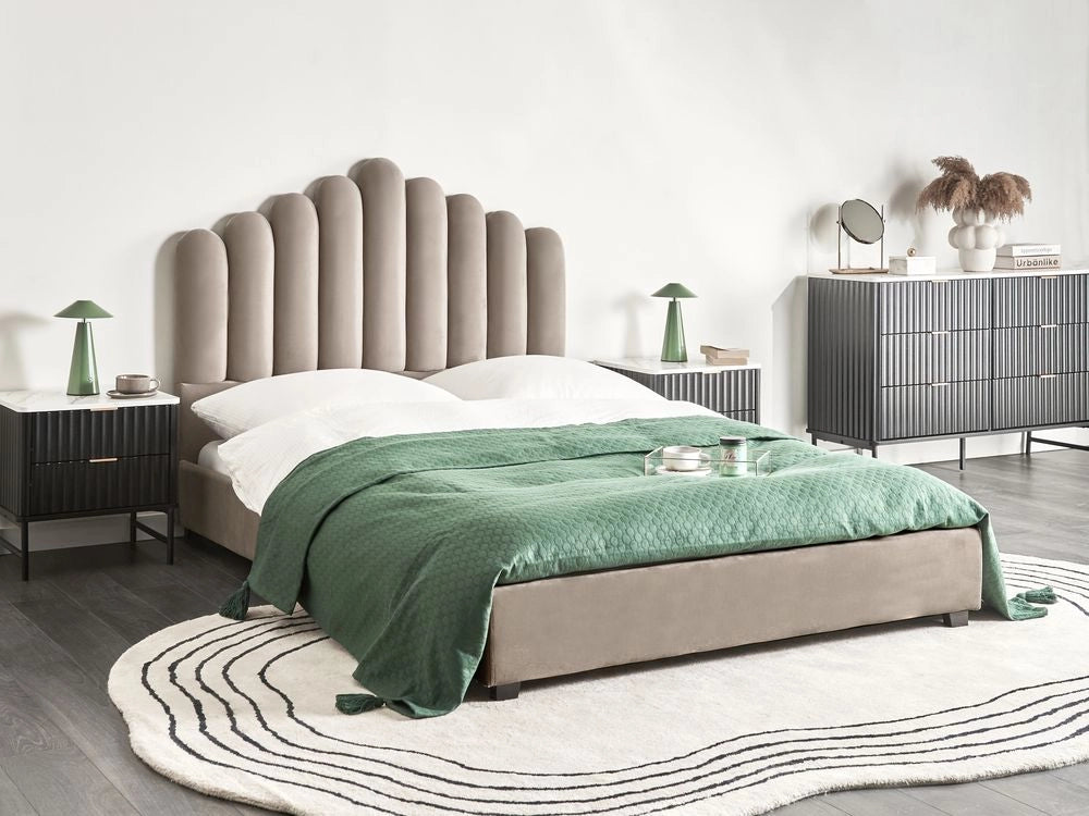 Letto matrimoniale velluto tortora 140 x 200 cm testata alta a conchiglia stile retrò