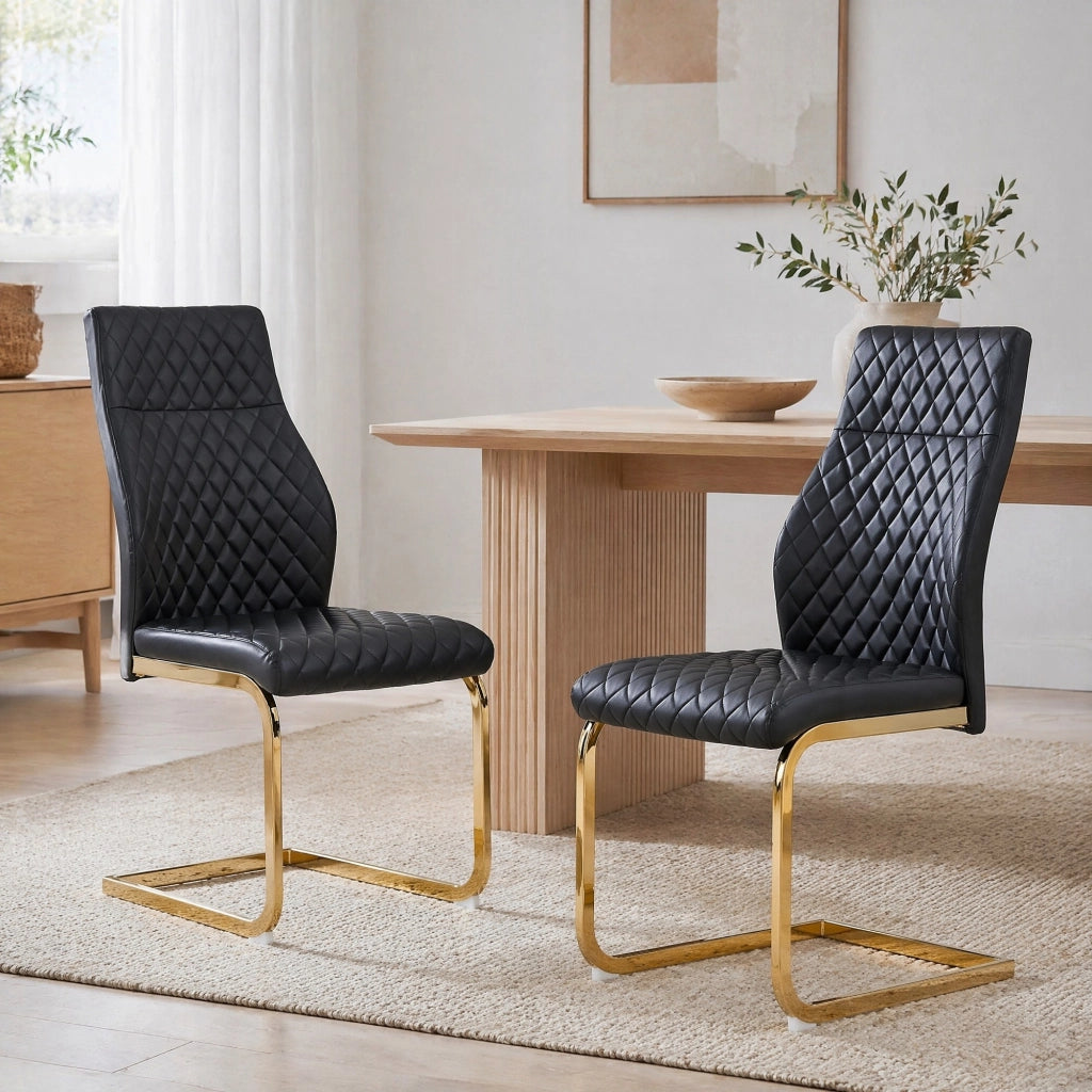 Set 2 sedie da pranzo in PU nero con motivo trapuntato; schienale alto 100 cm; struttura in metallo oro