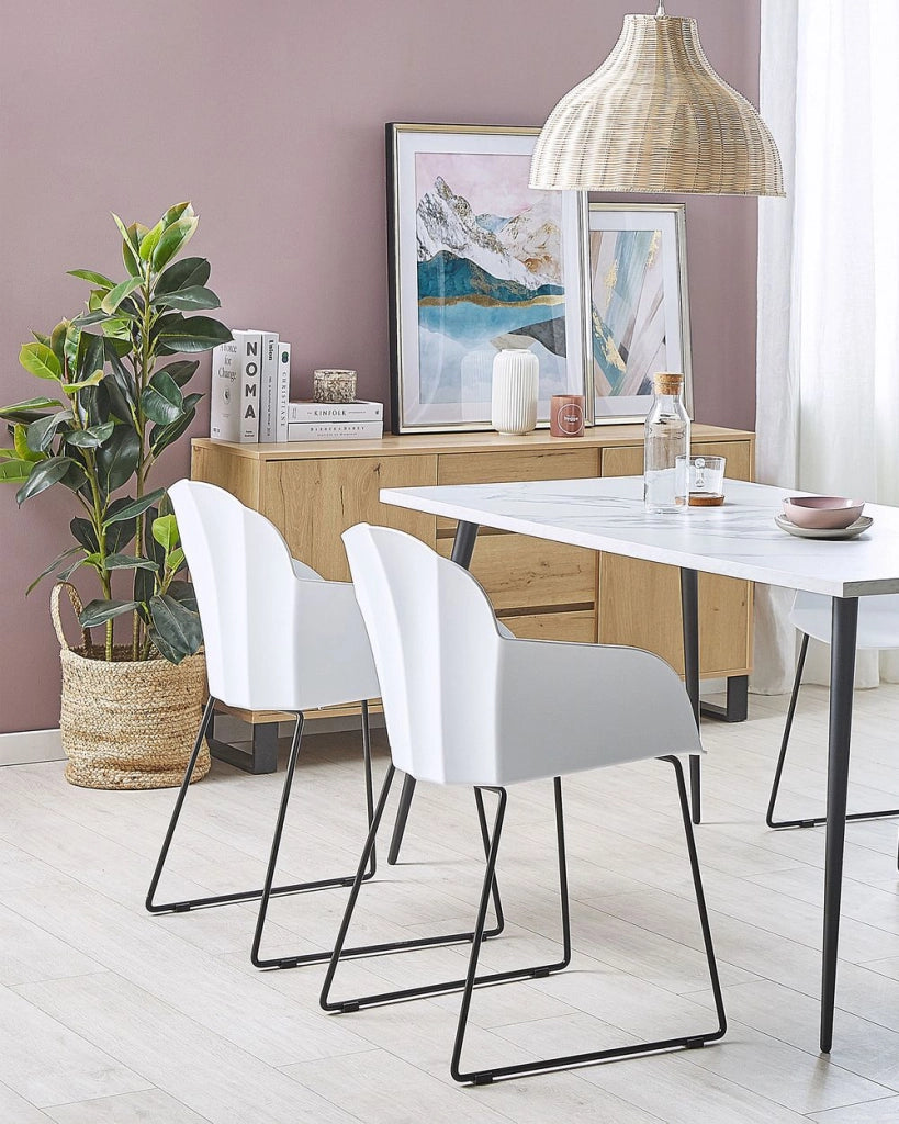 Set di 2 sedie da pranzo in materiale sintetico bianco gambe in metallo Nero con schienale sagomato per soggiorno moderno