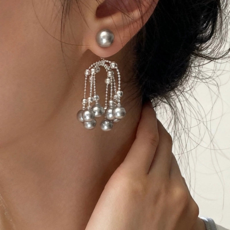 Orecchini a spillo in argento S925 con un'elegante e delicata nappa di perle grigie.