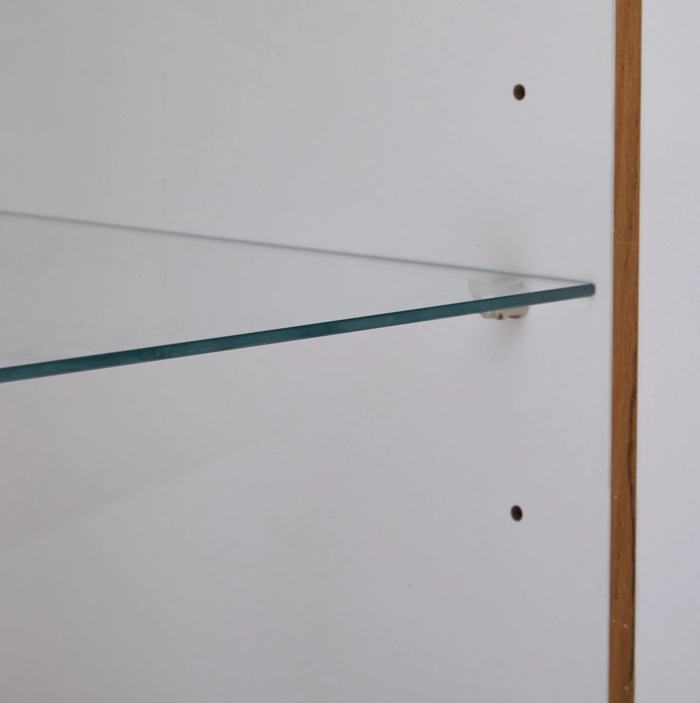 Credenza con 3 ante; luci LED RGB e finitura lucida in truciolato bianco