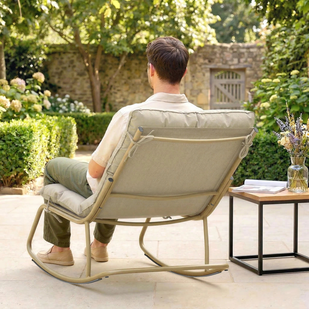 Sedia Dondolo da Esterno 70x113x76 cm Cuscino Imbottito in Acciaio e Poliestere Cachi
