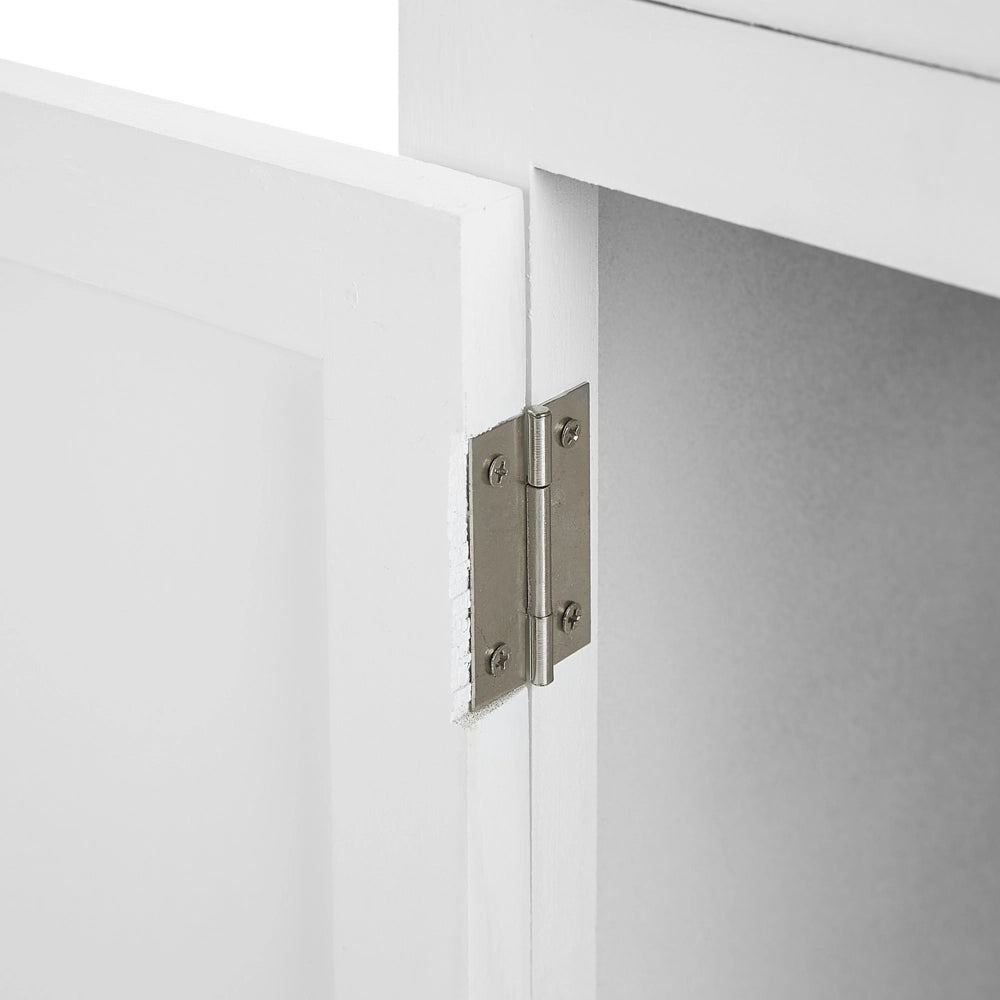 Comodino tradizionale in stile retrò con cassetto e sportellino di colore bianco e marrone