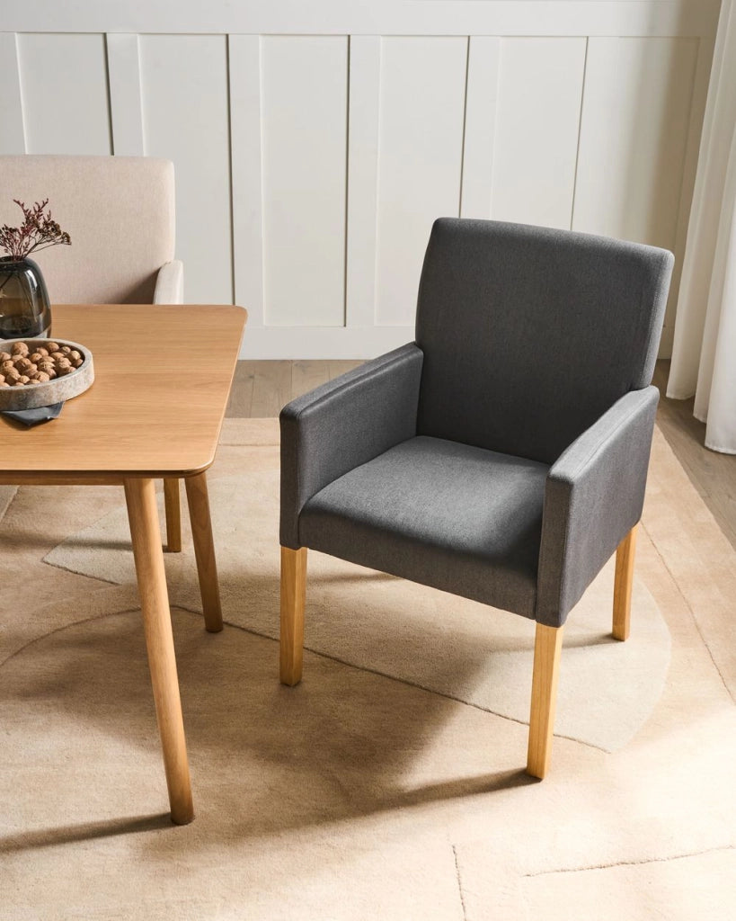 Sedia da pranzo Rivestimento in tessuto grigio Gambe in legno Seduta elegante con braccioli