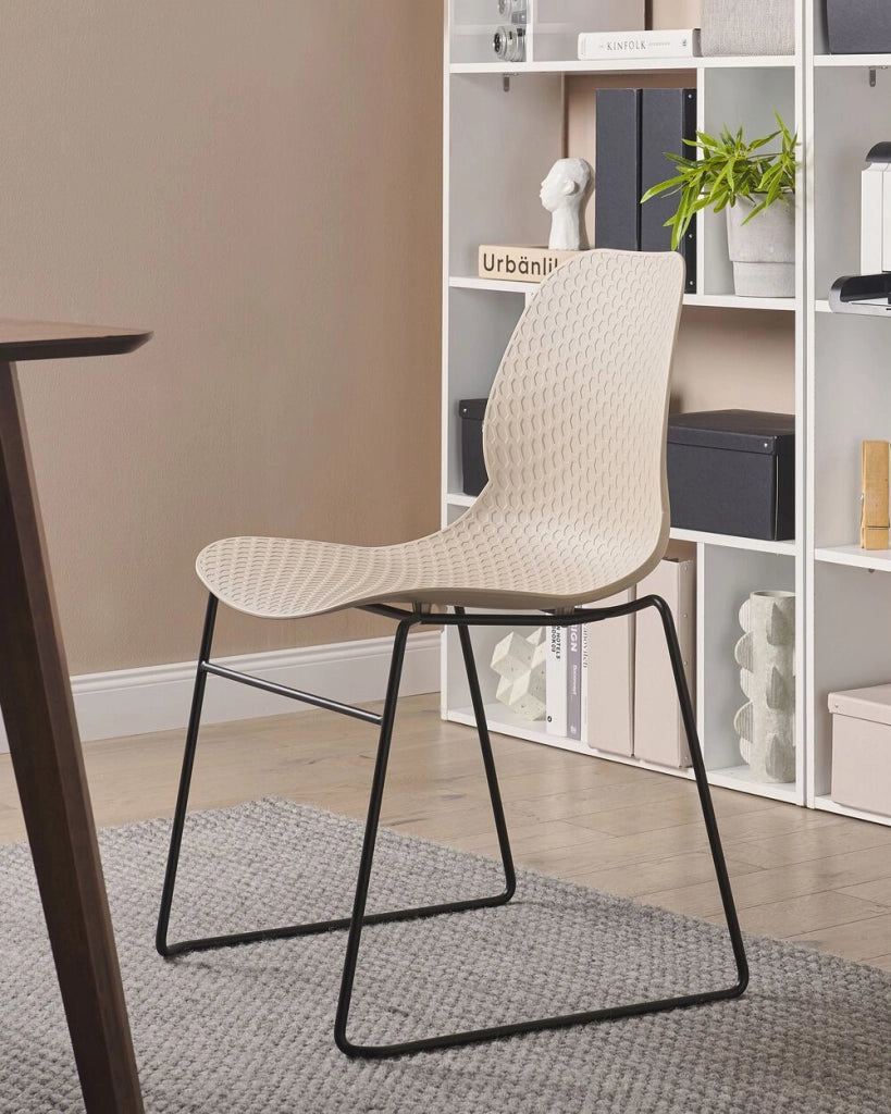 Set di 4 sedie da pranzo Beige Impilabili in plastica Gambe in acciaio nero Sedia da conferenza Design scandinavo moderno contemporaneo Sedute per la sala da pranzo