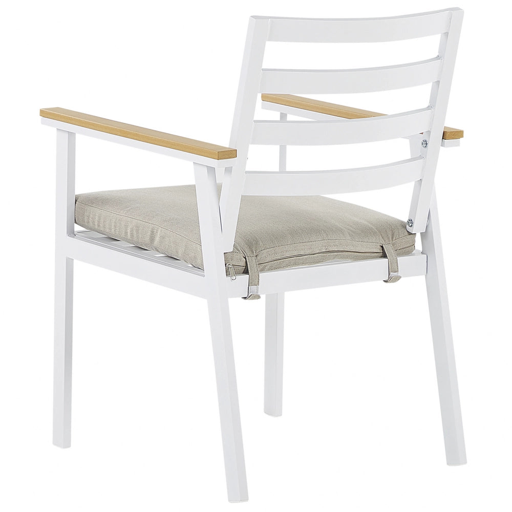 Set da pranzo all'aperto Tavolo rotondo a 4 posti in alluminio bianco da 105 cm Sedie a doghe con imbottiture per sedile beige