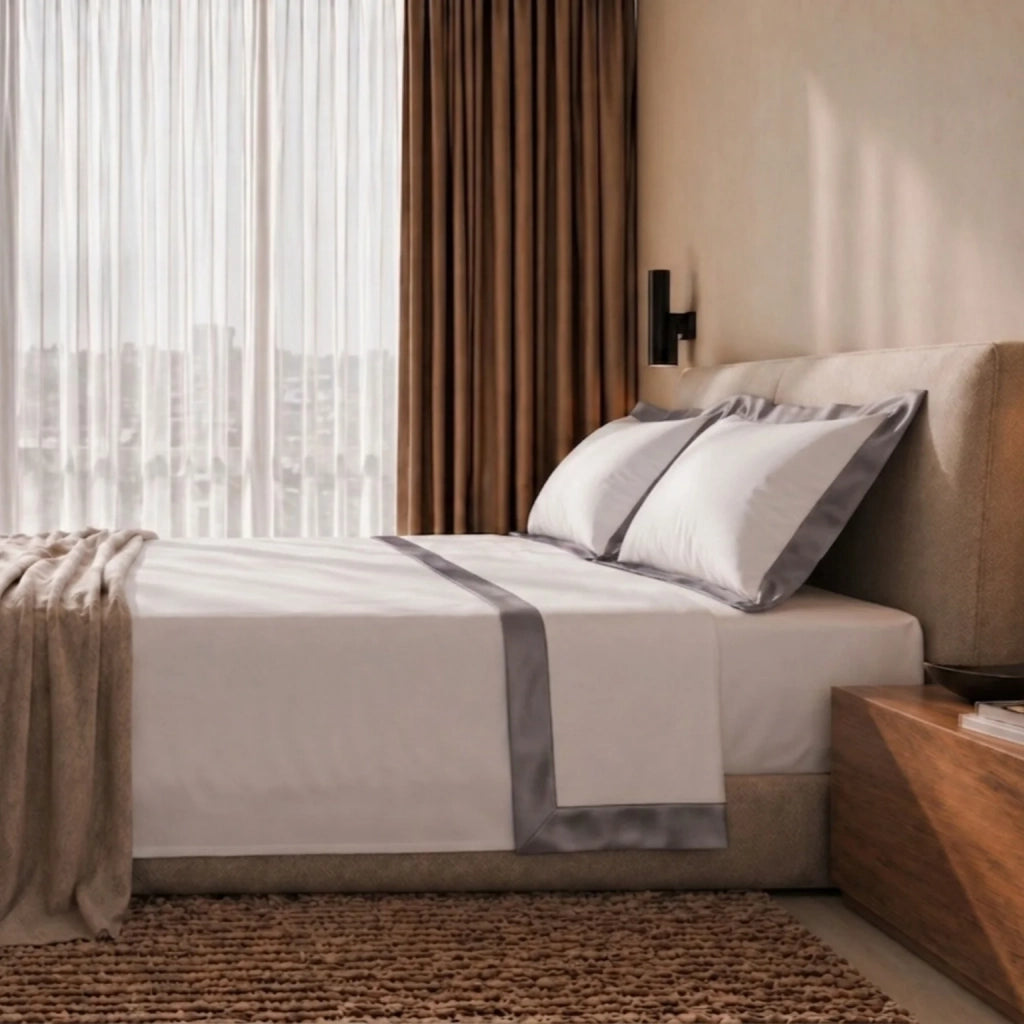 Set Lenzuola Letto Una Piazza e Mezza 100% Cotone | Lenzuolo Piano 190x295 cm, Lenzuolo con Angoli 130x200 cm e 1 Federa Coordinata | Lenzuola con Balza Decorativa in Raso Grigio Scuro