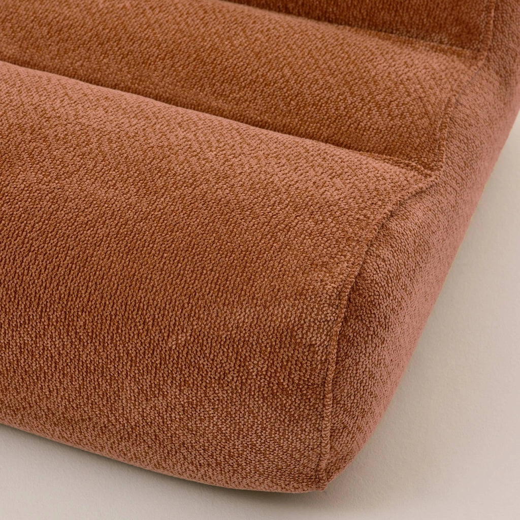 Poltrona in tessuto ciniglia sottovuota e compressa, terracotta